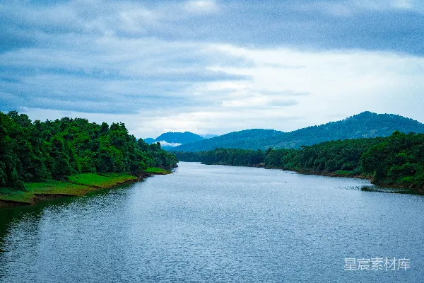 高清摄影 河边有树木和山峰作为背景的一条河流。