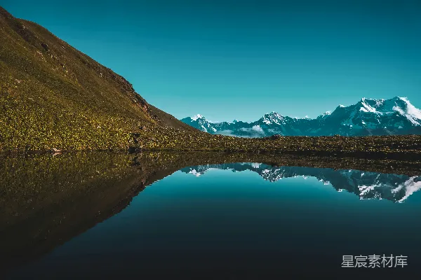 高清摄影 背景有一座山的大片水域