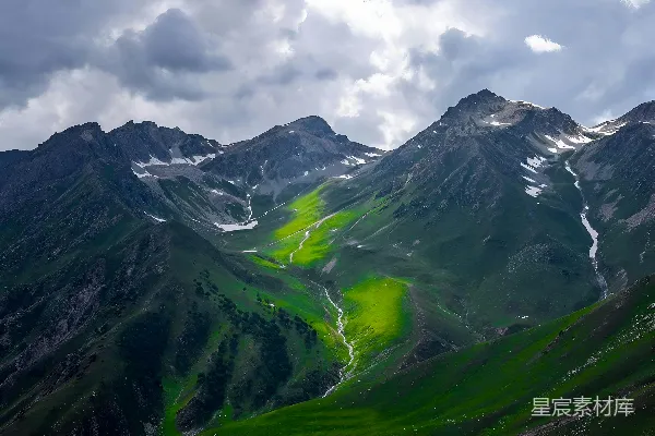 高清摄影 一座山峦的景色，绿草如茵。