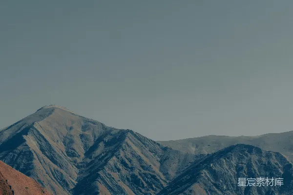 高清摄影 前景中有一片山峦的景象