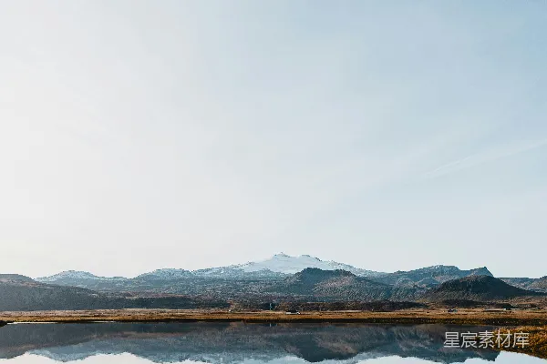 高清摄影 清湖静照远处山影于明净天空。