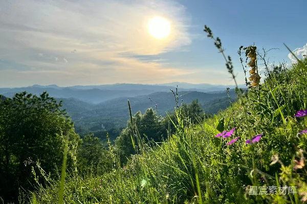 高清摄影 远处的山峦沐浴在阳光之下