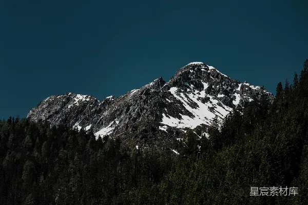 高清摄影 白雪覆盖的山峦，树木参差其中
