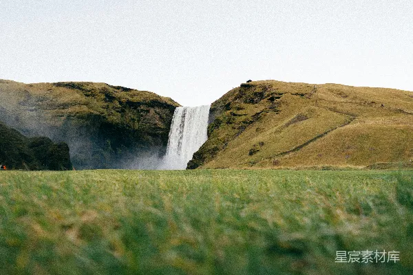 高清摄影 草地近水falls