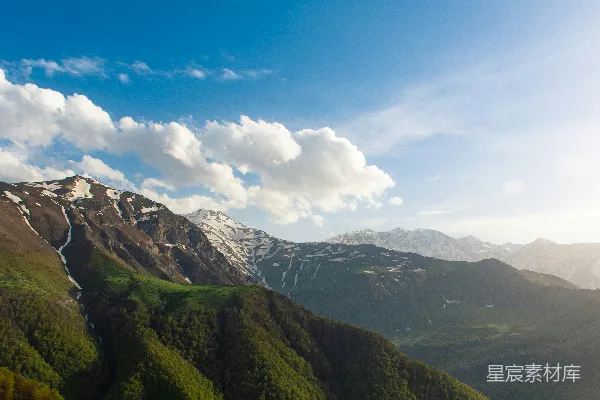 高清摄影 背景是一片雪山的山脉景色