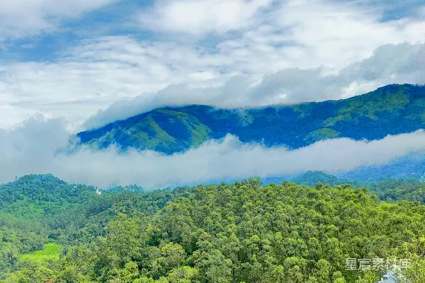 高清摄影 山峦之间云雾缭绕的美景