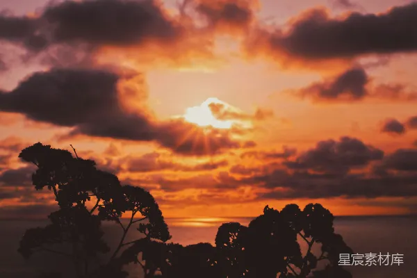 高清摄影 夕阳映照在波澜壮阔的大海上，云霞满天。