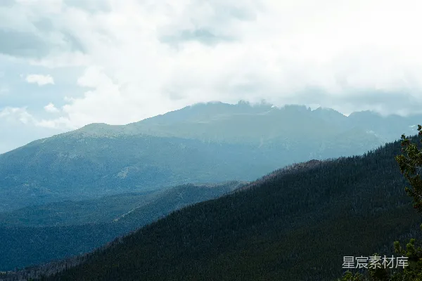高清摄影 一片山峦的景色，天空中有云朵。