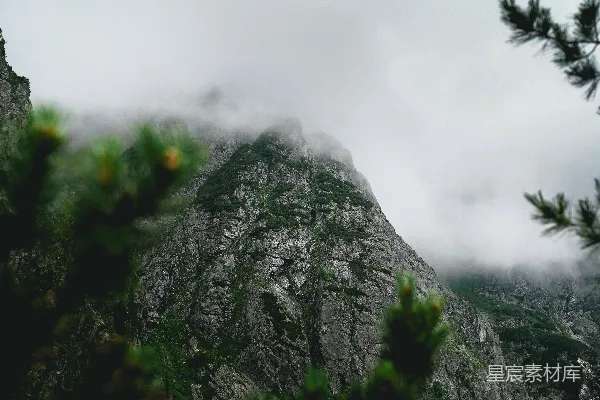 高清摄影 一座非常高的山，天空非常阴云密布。