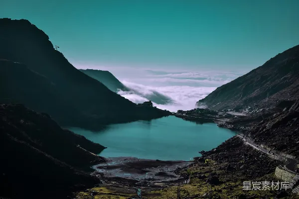 高清摄影 山和水面的空中俯瞰图