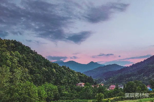 高清摄影 山谷中的美景，背景是山峦。