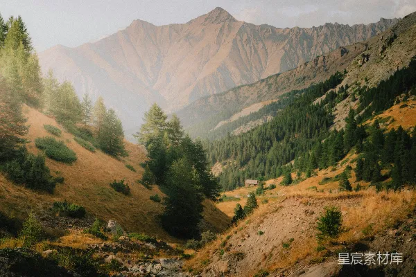 高清摄影 山谷中的远景，背景是山脉。