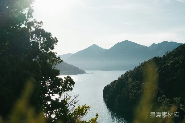 高清摄影 背景中有山的一片水域景色