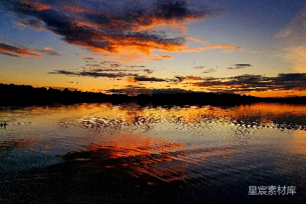 高清摄影 天边水面的夕阳与天空中的云彩