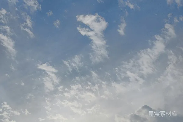高清摄影 天空中的云层间阳光正在闪耀