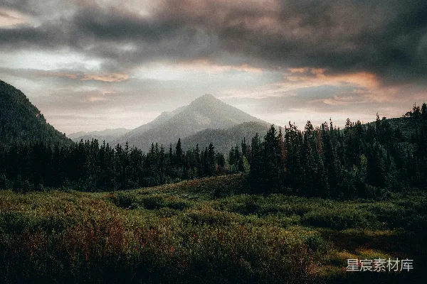 高清摄影 一群云朵在草地上的小山上