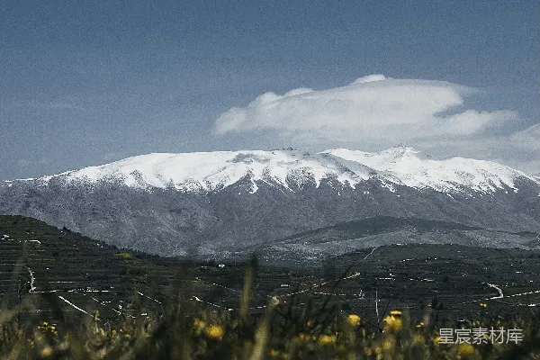 高清摄影 白天雪山覆盖着白雪蓝天中