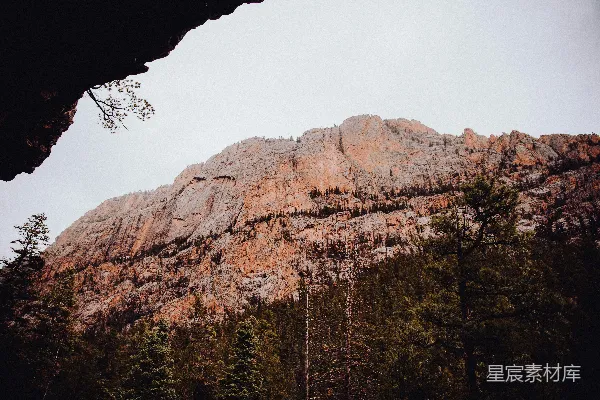 高清摄影 棕色的 Rocky 山在白天的白天空中