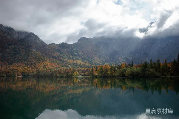 高清摄影 湖畔有树和山的背景