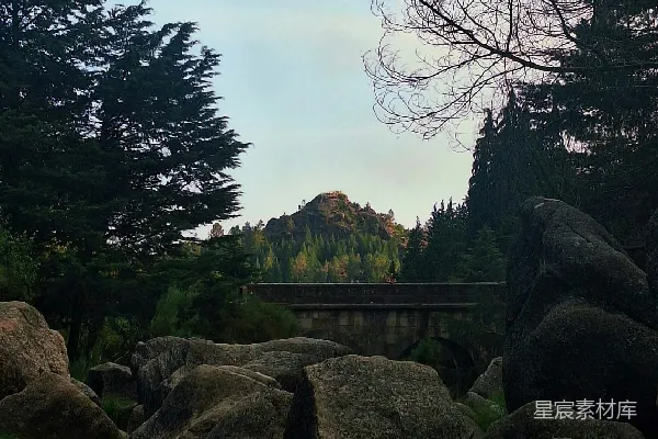 高清摄影 洛克瑞直播引领至桥与遥远的山。