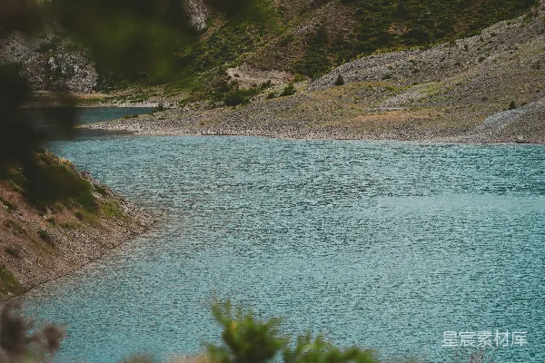 高清摄影 被山和树环绕的湖泊