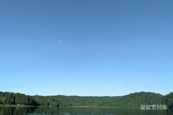高清摄影 背景中有树木的水域