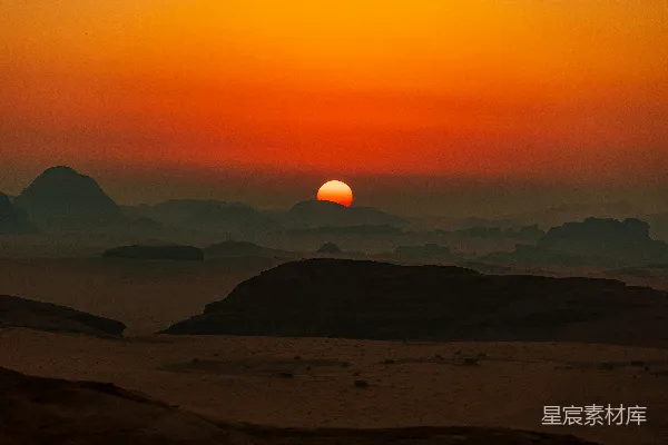 高清摄影 沙漠中的太阳正在落山