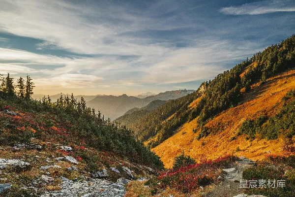 高清摄影 白云蓝天下的绿山与褐山在白天景色中