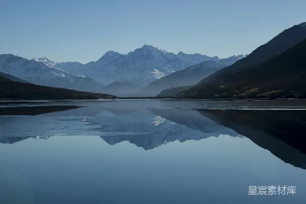 高清摄影 山体近处的照片是水面