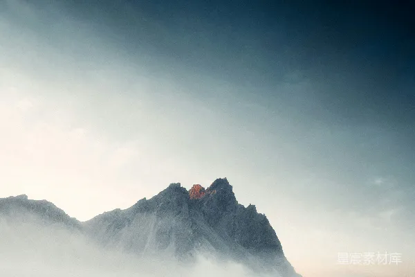 高清摄影 白天雪覆盖的山 under 云密布的天空