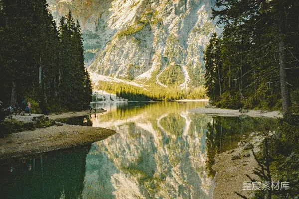 高清摄影 棕色山脉和河流的风景摄影