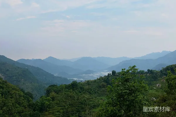 高清摄影 背景中有树木和山的风景