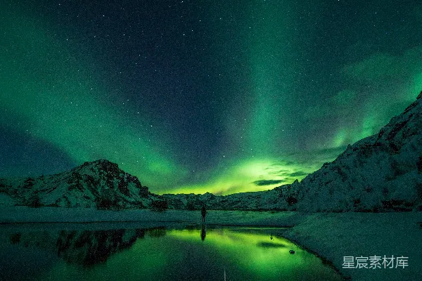 高清摄影 北极光下的雪山