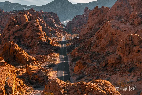 高清摄影 岩石 formation 之间道路的顶视图