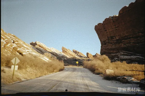 高清摄影 路边有一条标有黄色标志的道路