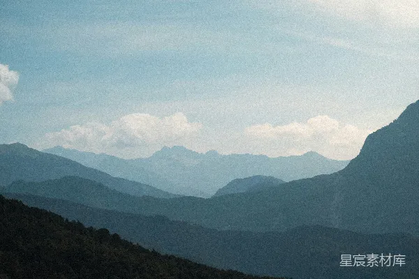 高清摄影 白云缭绕绿山间于白天