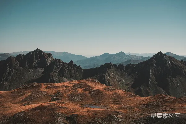 高清摄影 山峦之间的湖景一览