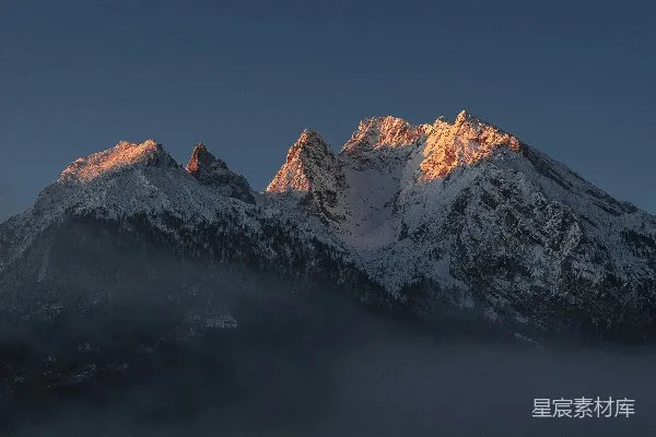 高清摄影 白天蓝天下雪覆盖的山峰