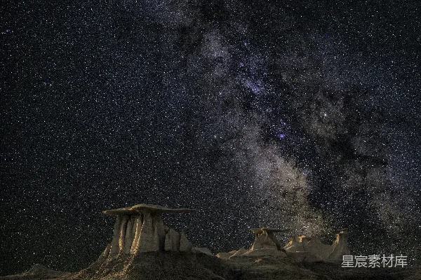 高清摄影 棕色山脉下的星空