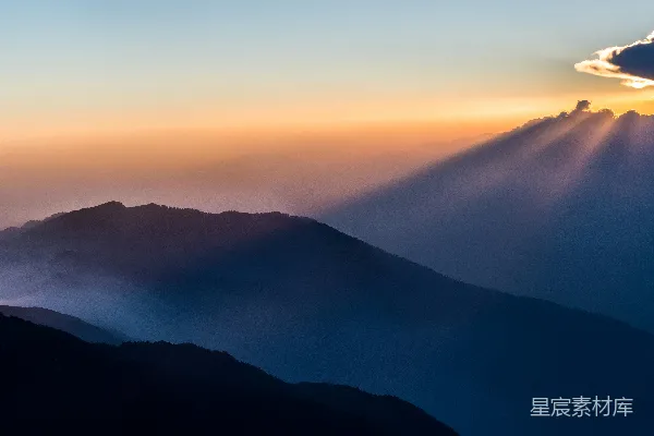 高清摄影 白天晴朗天空下山的空中拍摄视角照片