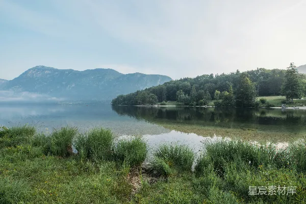 高清摄影 山间日间的湖景照片