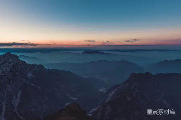 高清摄影 山间被皑皑白雾覆盖的空中摄影