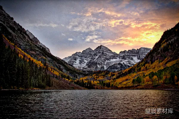 高清摄影 山间傍晚时分的水面