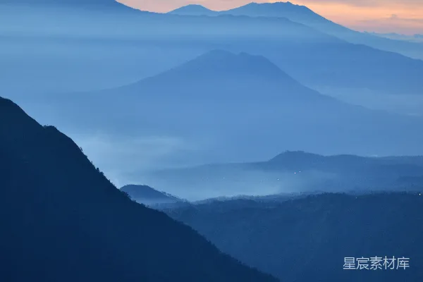 高清摄影 山脚下照亮的城市的高角度摄影