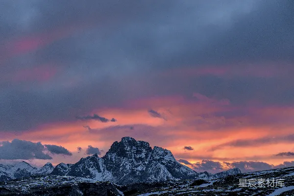 高清摄影 夕阳下的灰黑色山脉