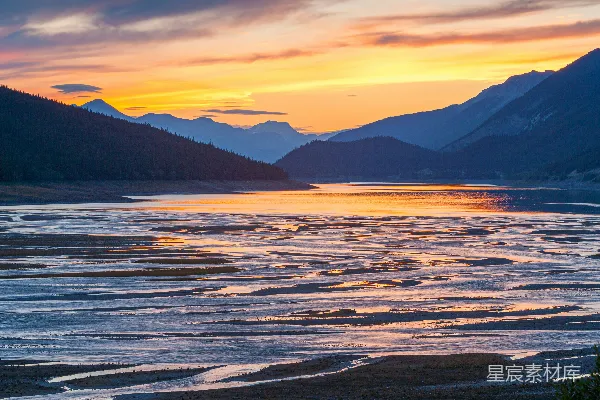 高清摄影 山湖正被夕阳染红