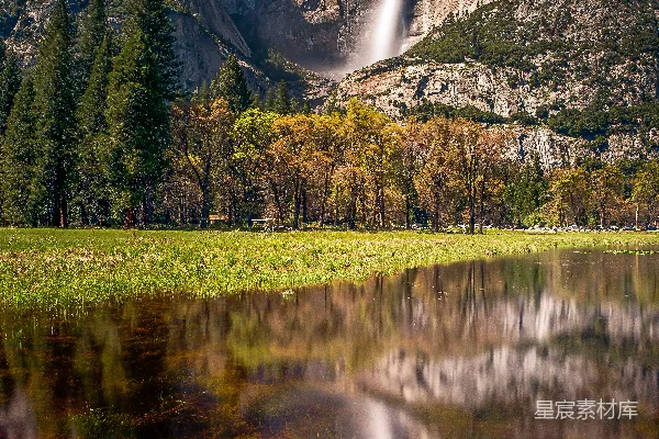 高清摄影 绿叶树木靠近宁静的水域和山峰在白天。