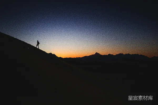 高清摄影 山顶上站立的人在夕阳西下时。