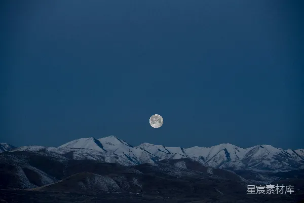 高清摄影 满月映照雪峰的画卷