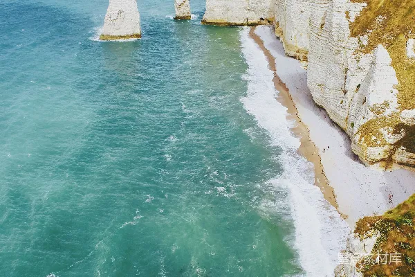 高清摄影 水体附近的白 cliffs